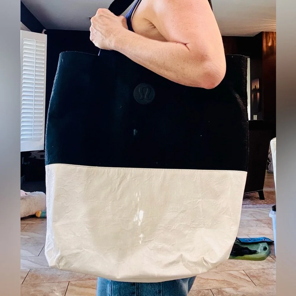 Large Lululemon Athletica Black and White‎ Shoulder Bag